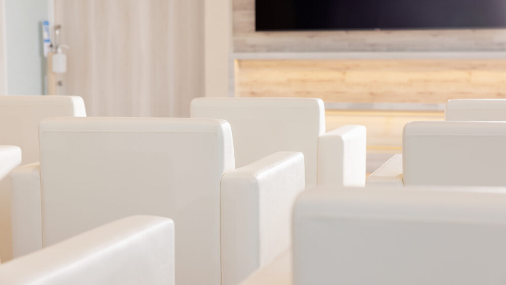 さわらクリニックの待合室の椅子